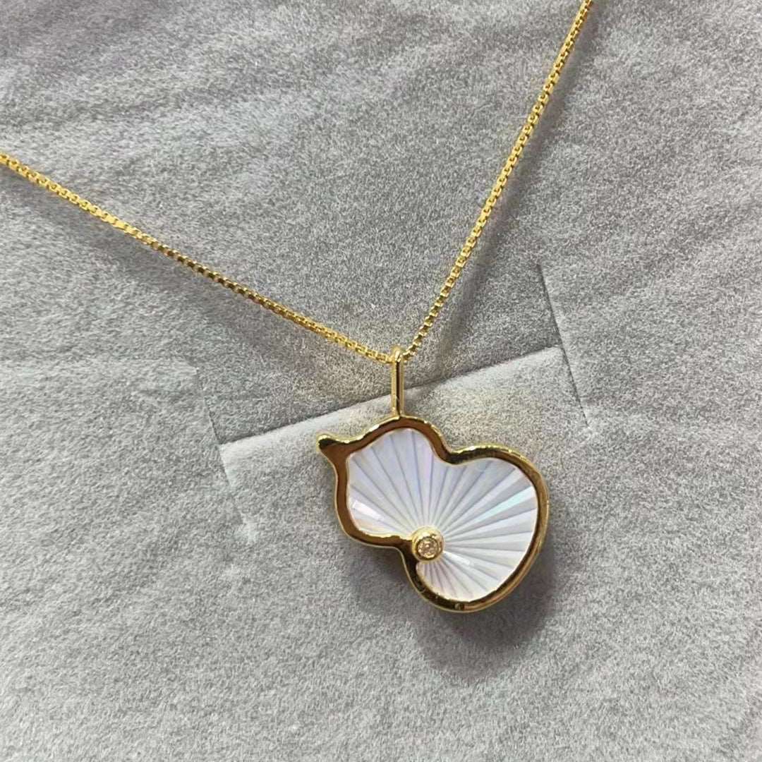 18K Gold White Shell With Diamond Gourd Pendant Versatile