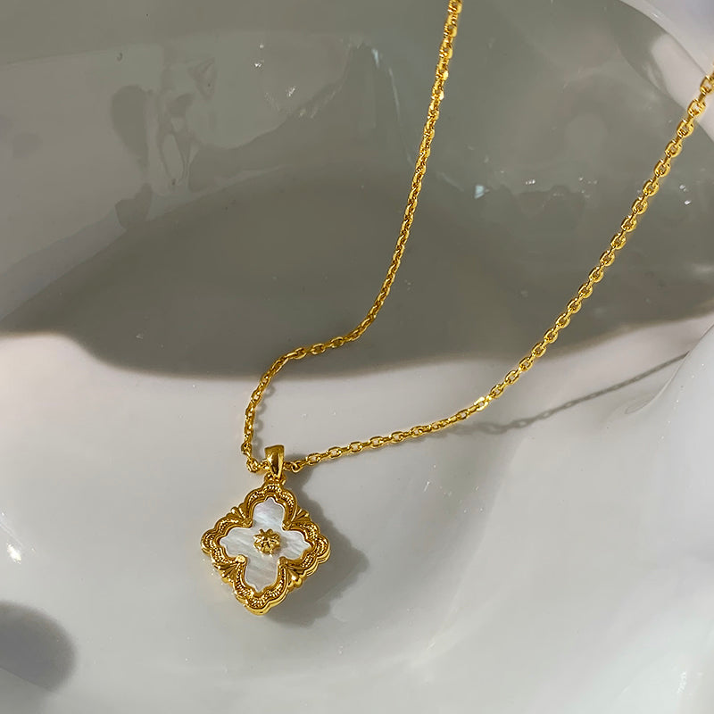 European And American 18K Gold Four Leaf Grass Necklace Female White Fritillaria