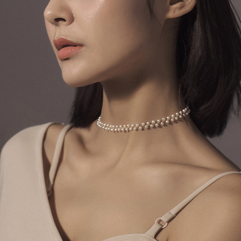 Hand-woven pearl necklace White