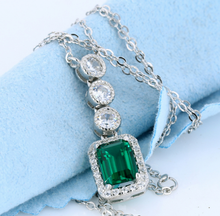 Synthetic Recycled Emerald Pendant 1 Karat Fully-inlaid 1 Karat S925 Silver Plating