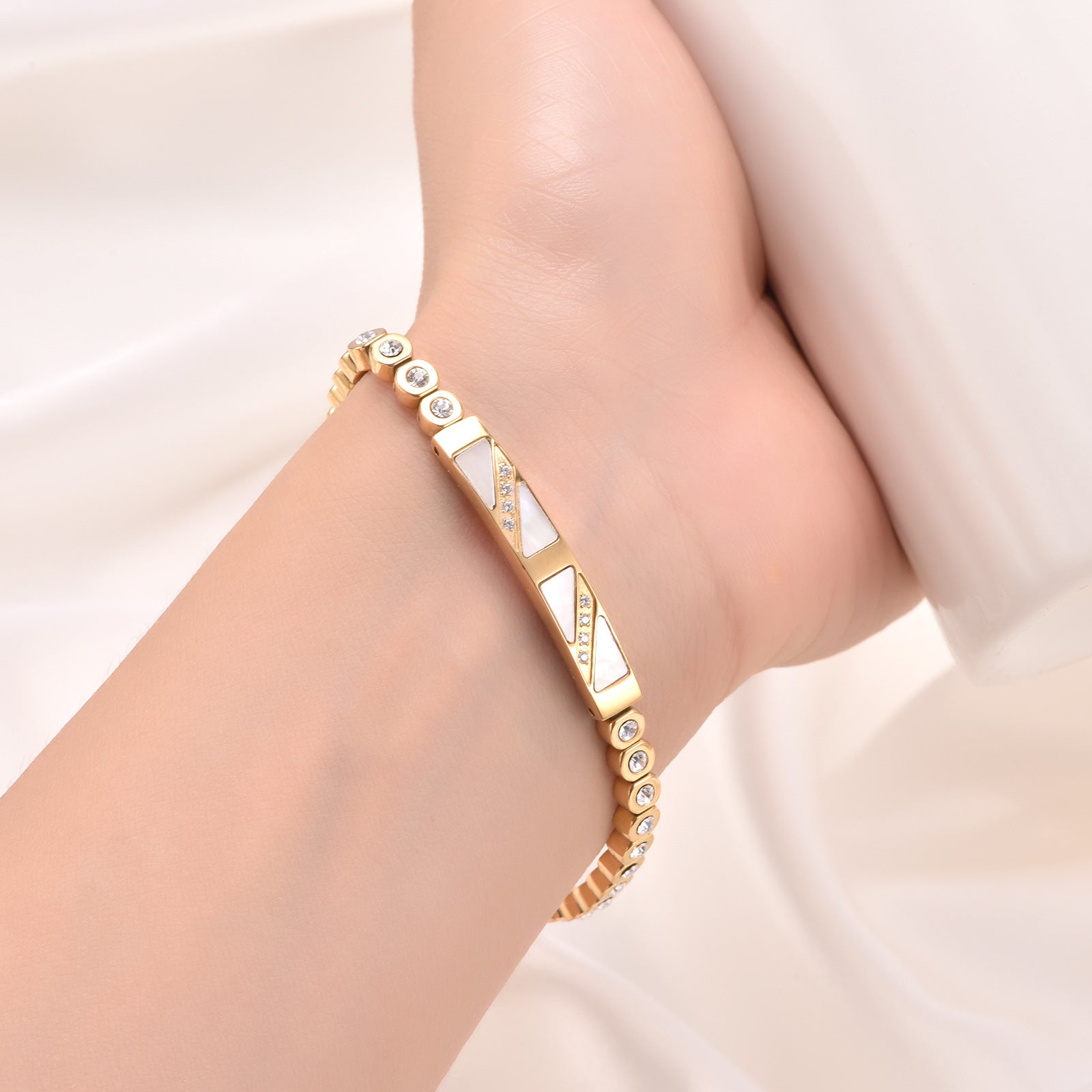 Popular Light Luxury Advanced Diamond Superior Shell Bracelet